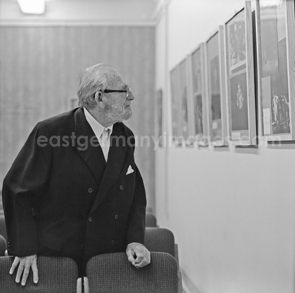 GDR image archive: Berlin - Actor - portrait The actor Wolfgang Heinz at an exhibition by the photographer Abraham Pisarek in the Johannes Resch clubhouse in Berlin-Johannesthal in the Treptow district in Berlin East Berlin on the territory of the former GDR, German Democratic Republic