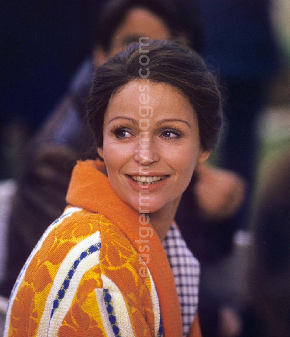GDR photo archive: Berlin - Porträtaufnahme der Schauspielerin Angelica Domröse, aufgenommen 1975 während einer Drehpause. Durch ihre Rolle in Heiner Carows Kultfilm Die Legende von Paul und Paula wurde sie zu einer der bekanntesten Schauspielerinnen der DDR.