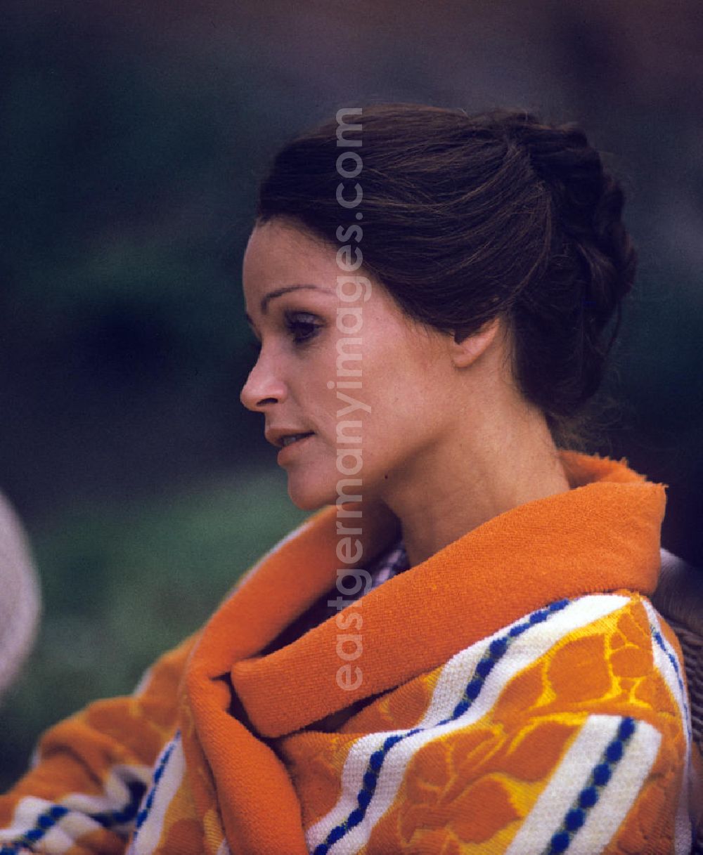 GDR picture archive: Berlin - Porträtaufnahme der Schauspielerin Angelica Domröse, aufgenommen 1975 während einer Drehpause. Durch ihre Rolle in Heiner Carows Kultfilm Die Legende von Paul und Paula wurde sie zu einer der bekanntesten Schauspielerinnen der DDR.