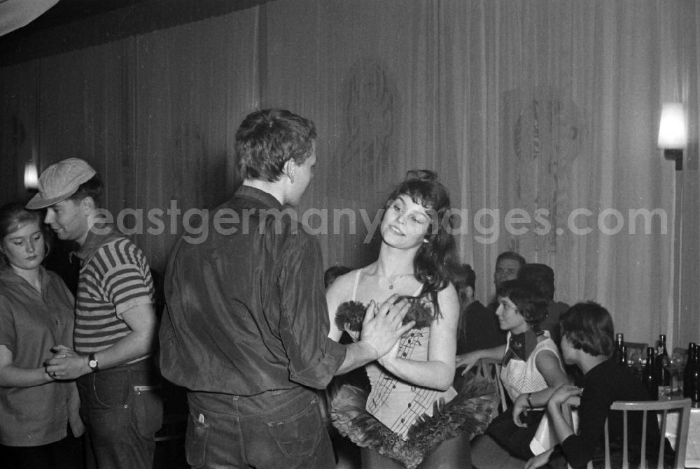 Potsdam: The actress Angelica Domroese during a carnival event at the film school in the district Babelsberg in Potsdam in the state Brandenburg on the territory of the former GDR, German Democratic Republic