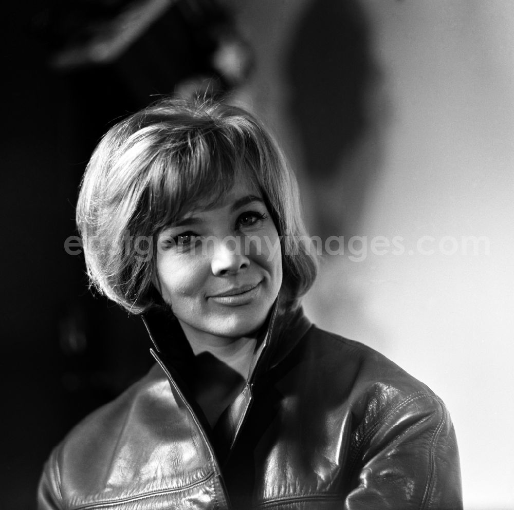 GDR photo archive: Berlin - Portrait actress Annekathrin Buerger in Berlin Eastberlin on the territory of the former GDR, German Democratic Republic