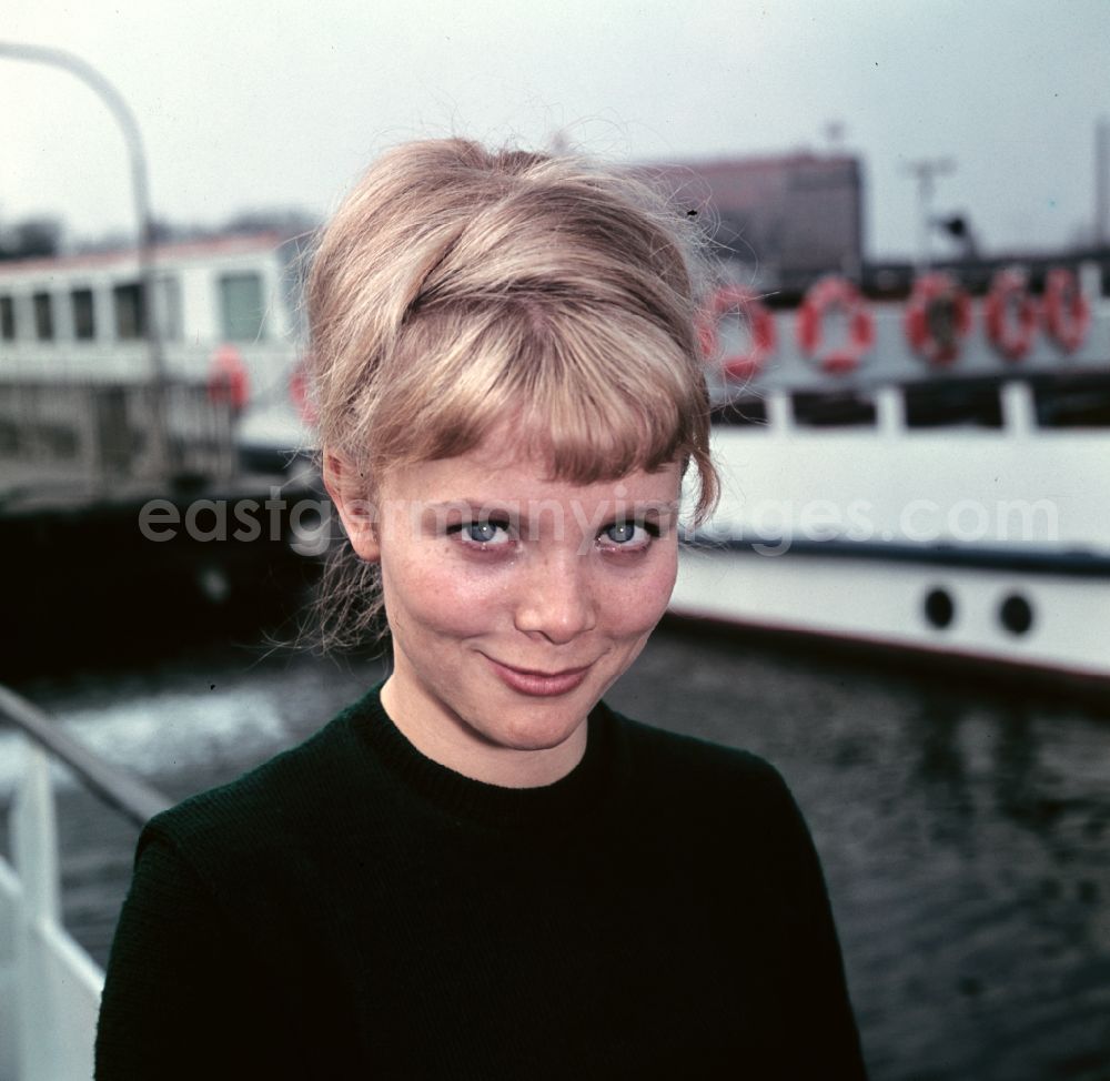GDR picture archive: Berlin - Portrait of the actress, dubbing and radio play speaker Karin Ugowski in the district of Treptow in the district Treptow in Berlin East Berlin on the territory of the former GDR, German Democratic Republic