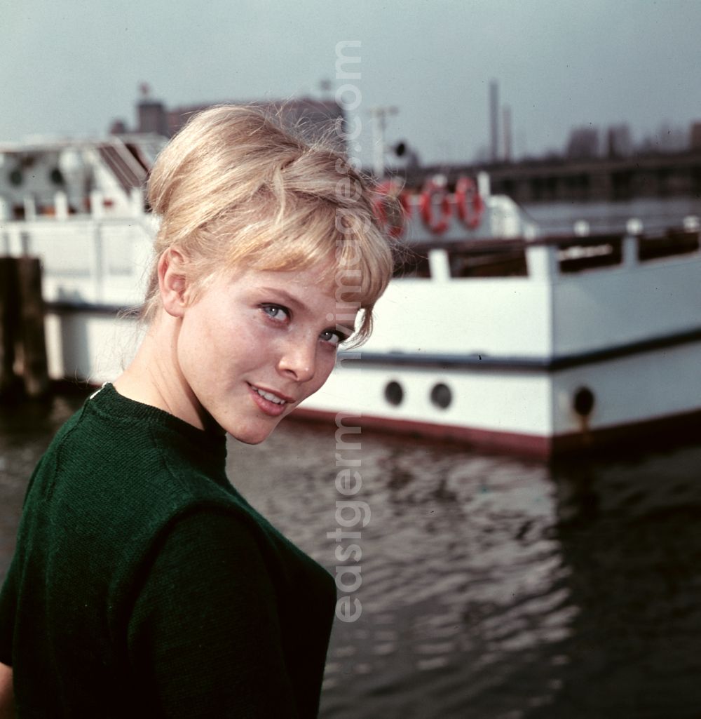 Berlin: Portrait of the actress, dubbing and radio play speaker Karin Ugowski in the district of Treptow in the district Treptow in Berlin East Berlin on the territory of the former GDR, German Democratic Republic