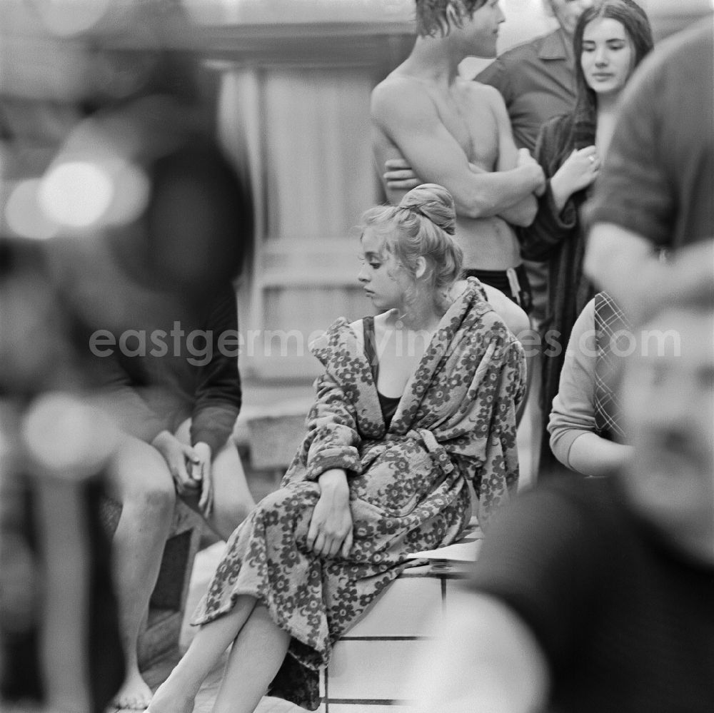 GDR image archive: Potsdam - Portrait of the actress Katharina Thalbach during filming for the DEFA film It's an old story in the Babelsberg district of Potsdam, Brandenburg in the territory of the former GDR, German Democratic Republic