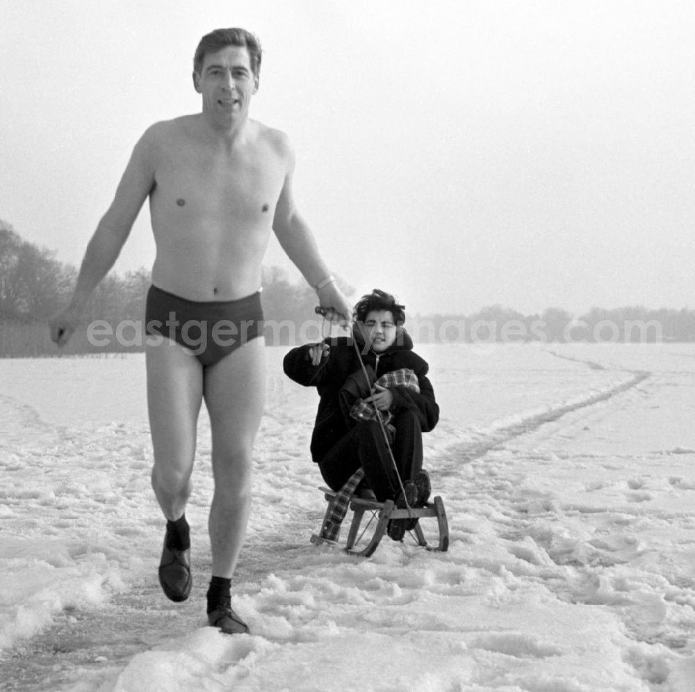 GDR image archive: Berlin - The actress Kati Szekely (Catherine Székely) and the actor Juergen Frohriep on the snow-covered ice layer of the Mueggelsee in winter in Berlin, the former capital of the GDR, German Democratic Republic
