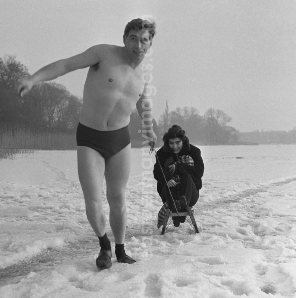 GDR photo archive: Berlin - The actress Kati Szekely (Catherine Székely) and the actor Juergen Frohriep on the snow-covered ice layer of the Mueggelsee in winter in Berlin, the former capital of the GDR, German Democratic Republic