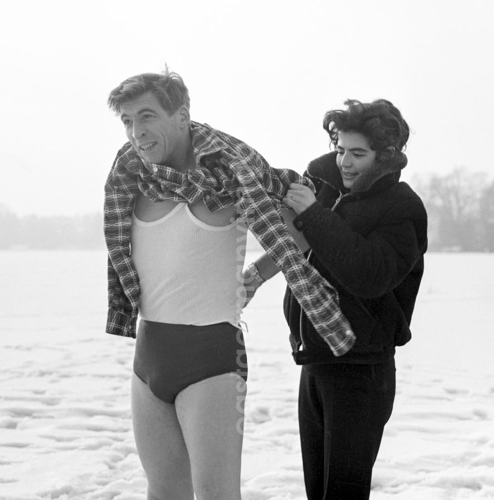 GDR photo archive: Berlin - The actress Kati Szekely (Catherine Székely) and the actor Juergen Frohriep on the snow-covered ice layer of the Mueggelsee in winter in Berlin, the former capital of the GDR, German Democratic Republic