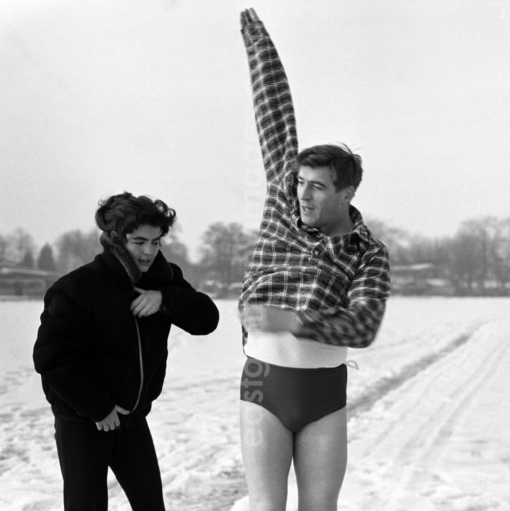 GDR picture archive: Berlin - The actress Kati Szekely (Catherine Székely) and the actor Juergen Frohriep on the snow-covered ice layer of the Mueggelsee in winter in Berlin, the former capital of the GDR, German Democratic Republic