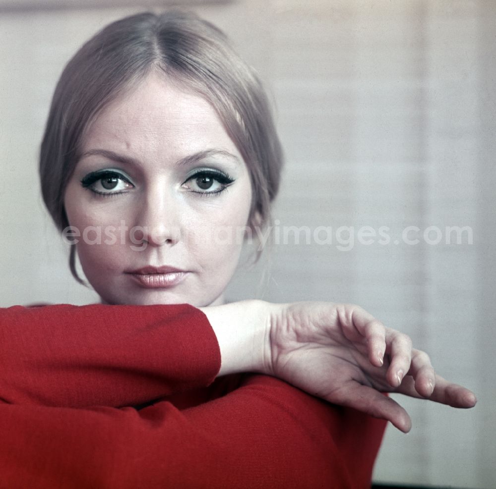 GDR picture archive: Berlin - The actress Regina Beyer in Berlin, the former capital of the GDR, German Democratic Republic