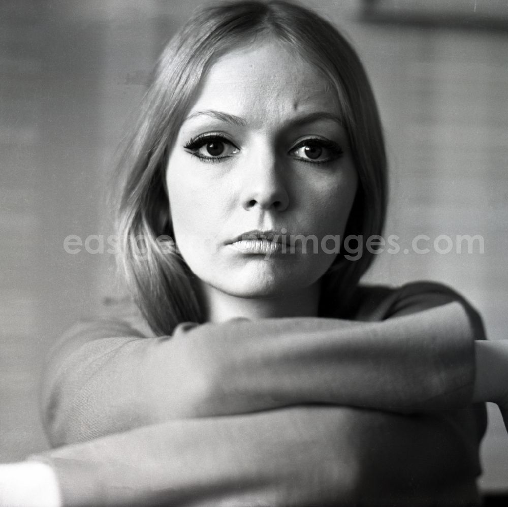 GDR picture archive: Berlin - The actress Regina Beyer in Berlin, the former capital of the GDR, German Democratic Republic