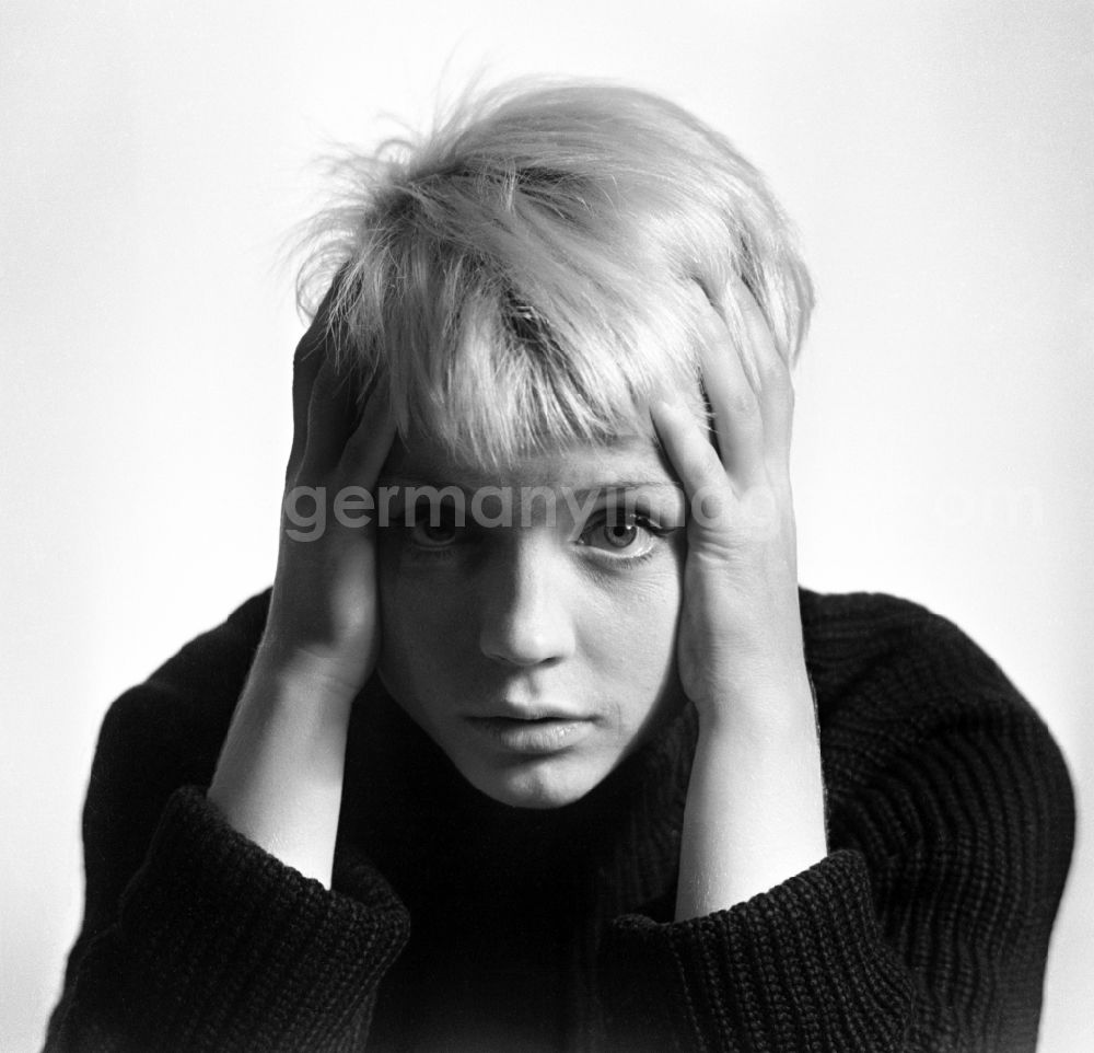 GDR picture archive: Berlin - Actress Traudl Kulikowsky, Schauspielerin, in Berlin Eastberlin on the territory of the former GDR, German Democratic Republic