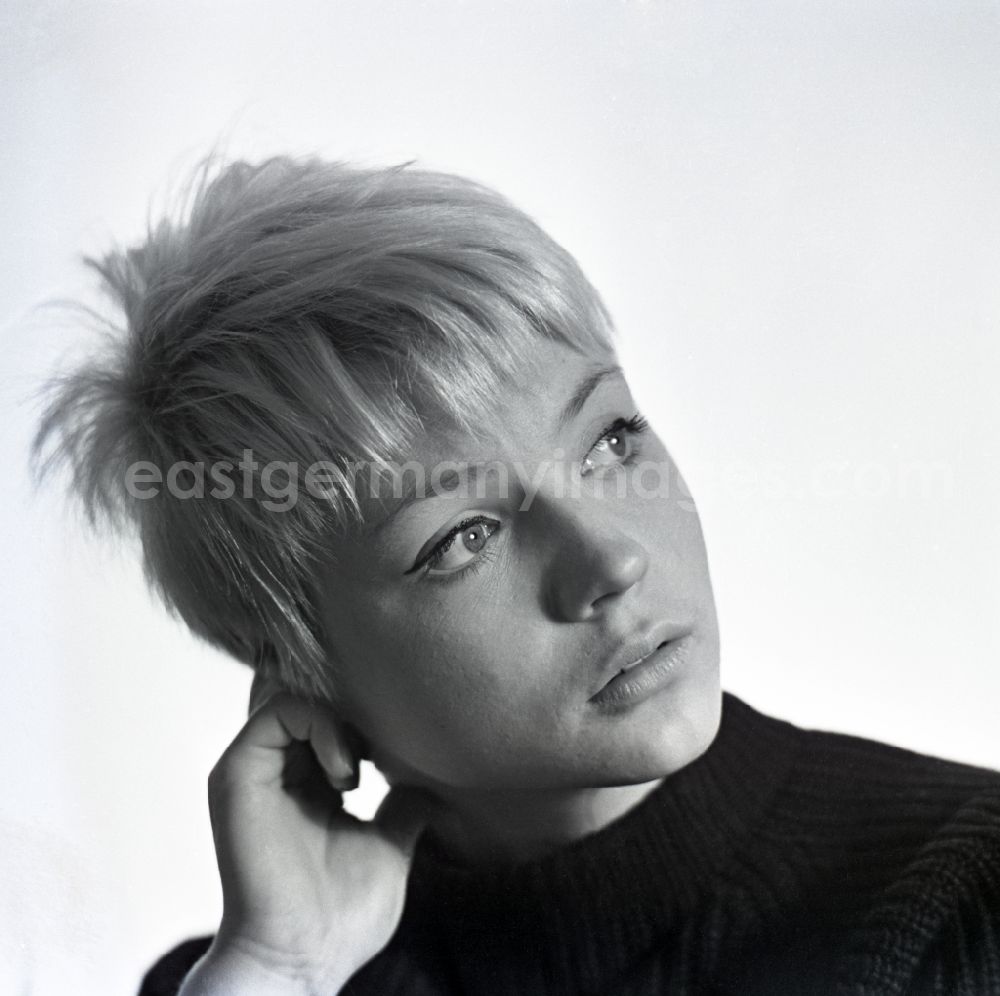 GDR photo archive: Berlin - Actress Traudl Kulikowsky, Schauspielerin, in Berlin Eastberlin on the territory of the former GDR, German Democratic Republic