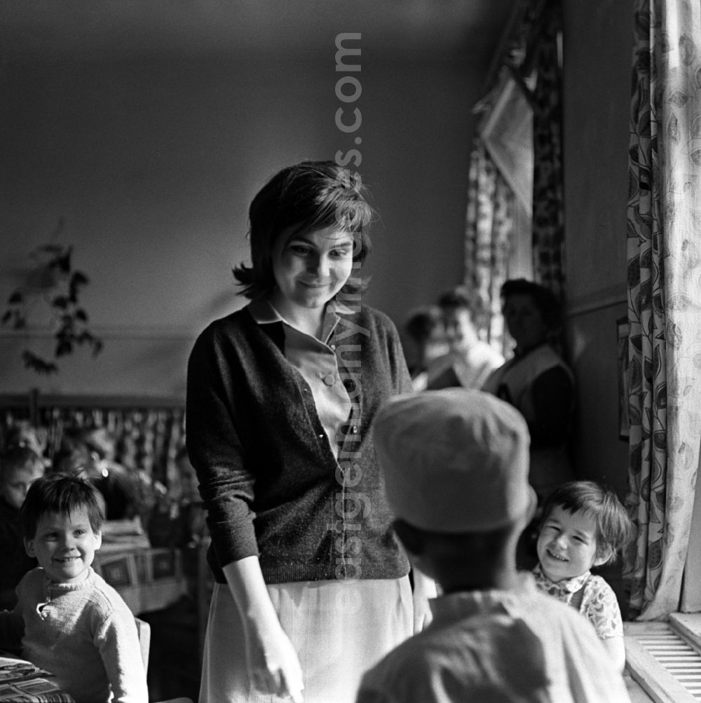GDR picture archive: Berlin - Actress Valentina Malyavina with children during the shooting of the film Ivan's Childhood in Berlin, the former capital of the GDR, German Democratic Republic