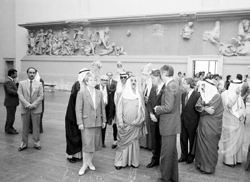 GDR photo archive: Berlin Mitte - 08.09.1986 Scheich Sabah Al-Ahmed aus Kuweit bei Oskar Fischer im Ministerium für Aussenhandel Umschlagnr.: 10