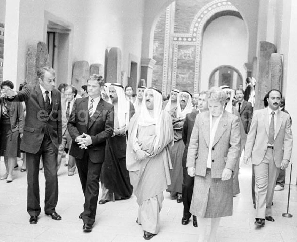 GDR picture archive: Berlin Mitte - 08.09.1986 Scheich Sabah Al-Ahmed aus Kuweit bei Oskar Fischer im Ministerium für Aussenhandel Umschlagnr.: 10