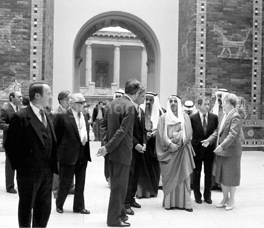 GDR image archive: Berlin Mitte - 08.09.1986 Scheich Sabah Al-Ahmed aus Kuweit bei Oskar Fischer im Ministerium für Aussenhandel Umschlagnr.: 10