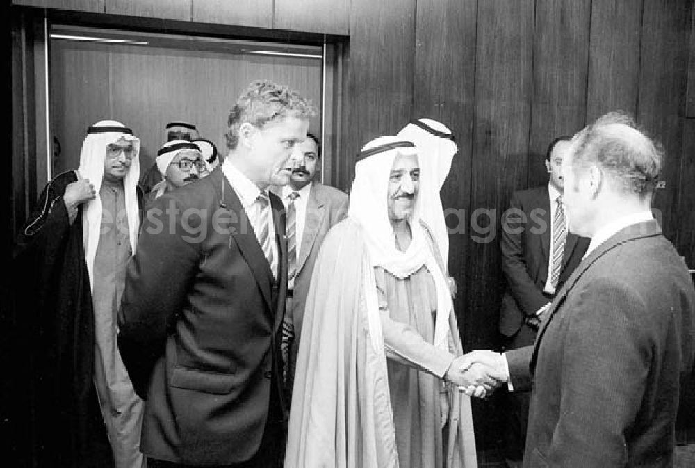 Berlin: 08.09.1986 Scheich Sabah Al-Ahmed aus Kuweit bei Oskar Fischer im Ministerium für Aussenhandel Umschlagnr.: 10