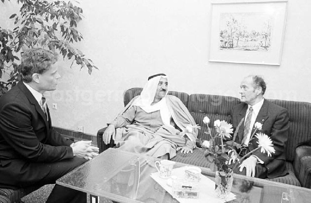 GDR photo archive: Berlin - 08.09.1986 Scheich Sabah Al-Ahmed aus Kuweit bei Oskar Fischer im Ministerium für Aussenhandel Umschlagnr.: 10