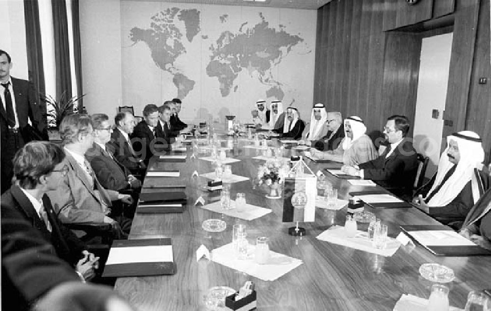 GDR picture archive: Berlin - 08.09.1986 Scheich Sabah Al-Ahmed aus Kuweit bei Oskar Fischer im Ministerium für Aussenhandel Umschlagnr.: 10