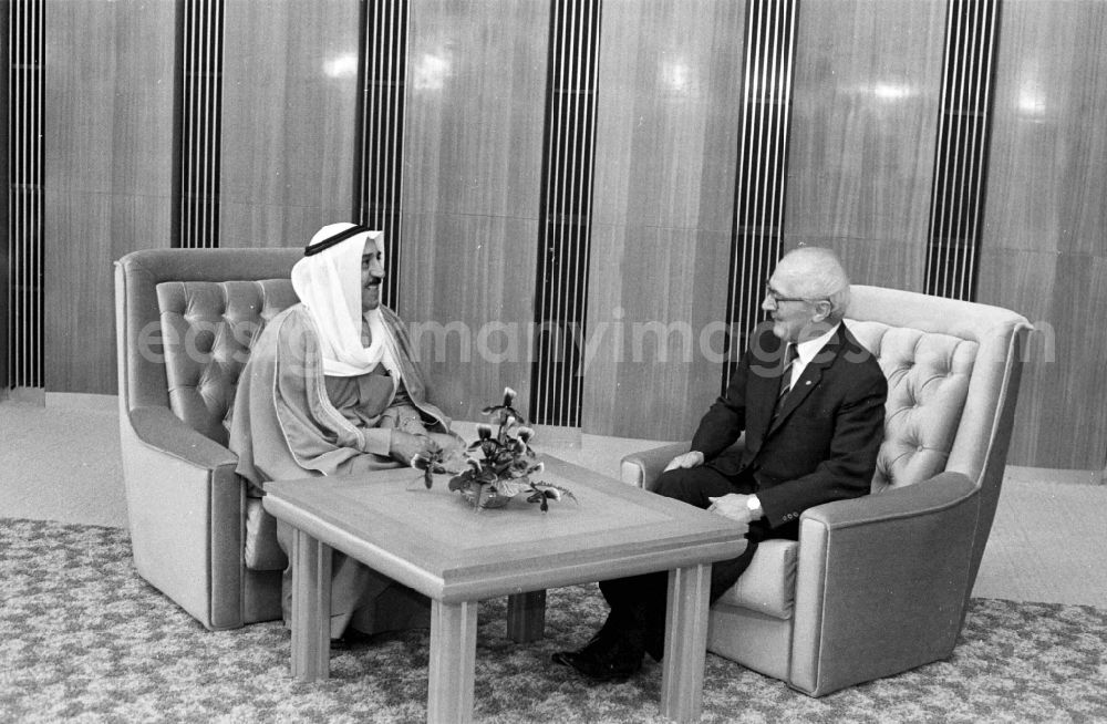 GDR photo archive: Berlin - State ceremony and reception of the Emir and Sheikh Saad Al-Abdullah Al-Sabah at the Secretary General and Chairman of the State Council Erich Honecker in the building of the Central Committee of the SED (Socialist Unity Party of Germany) in the Mitte district of East Berlin in the area of the former GDR, German Democratic Republic