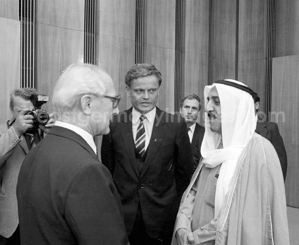GDR picture archive: Berlin - State ceremony and reception of the Emir and Sheikh Saad Al-Abdullah Al-Sabah at the Secretary General and Chairman of the State Council Erich Honecker in the building of the Central Committee of the SED (Socialist Unity Party of Germany) in the Mitte district of East Berlin in the area of the former GDR, German Democratic Republic