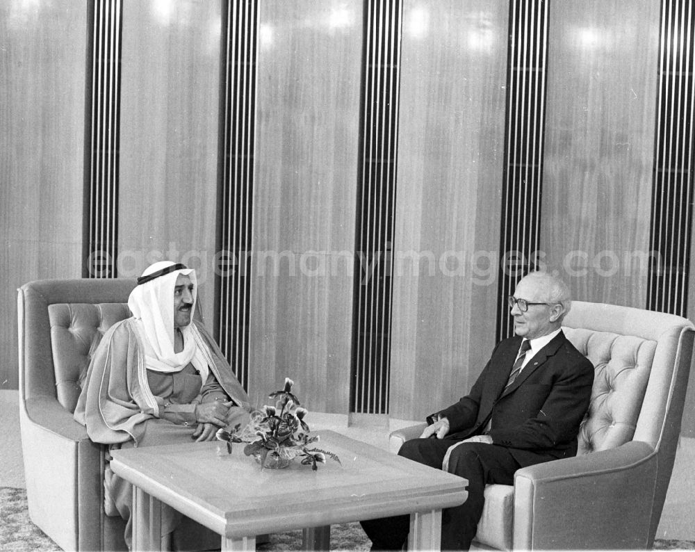 GDR image archive: Berlin - State ceremony and reception of the Emir and Sheikh Saad Al-Abdullah Al-Sabah at the Secretary General and Chairman of the State Council Erich Honecker in the building of the Central Committee of the SED (Socialist Unity Party of Germany) in the Mitte district of East Berlin in the area of the former GDR, German Democratic Republic