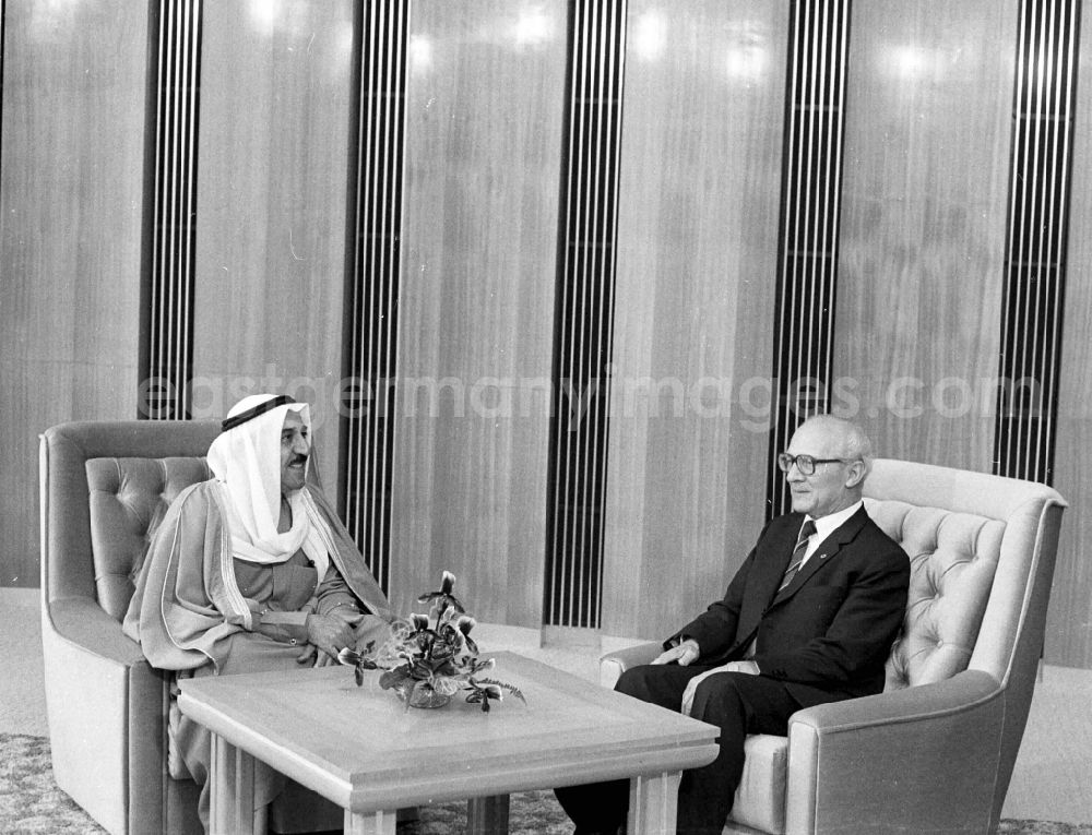 GDR photo archive: Berlin - State ceremony and reception of the Emir and Sheikh Saad Al-Abdullah Al-Sabah at the Secretary General and Chairman of the State Council Erich Honecker in the building of the Central Committee of the SED (Socialist Unity Party of Germany) in the Mitte district of East Berlin in the area of the former GDR, German Democratic Republic
