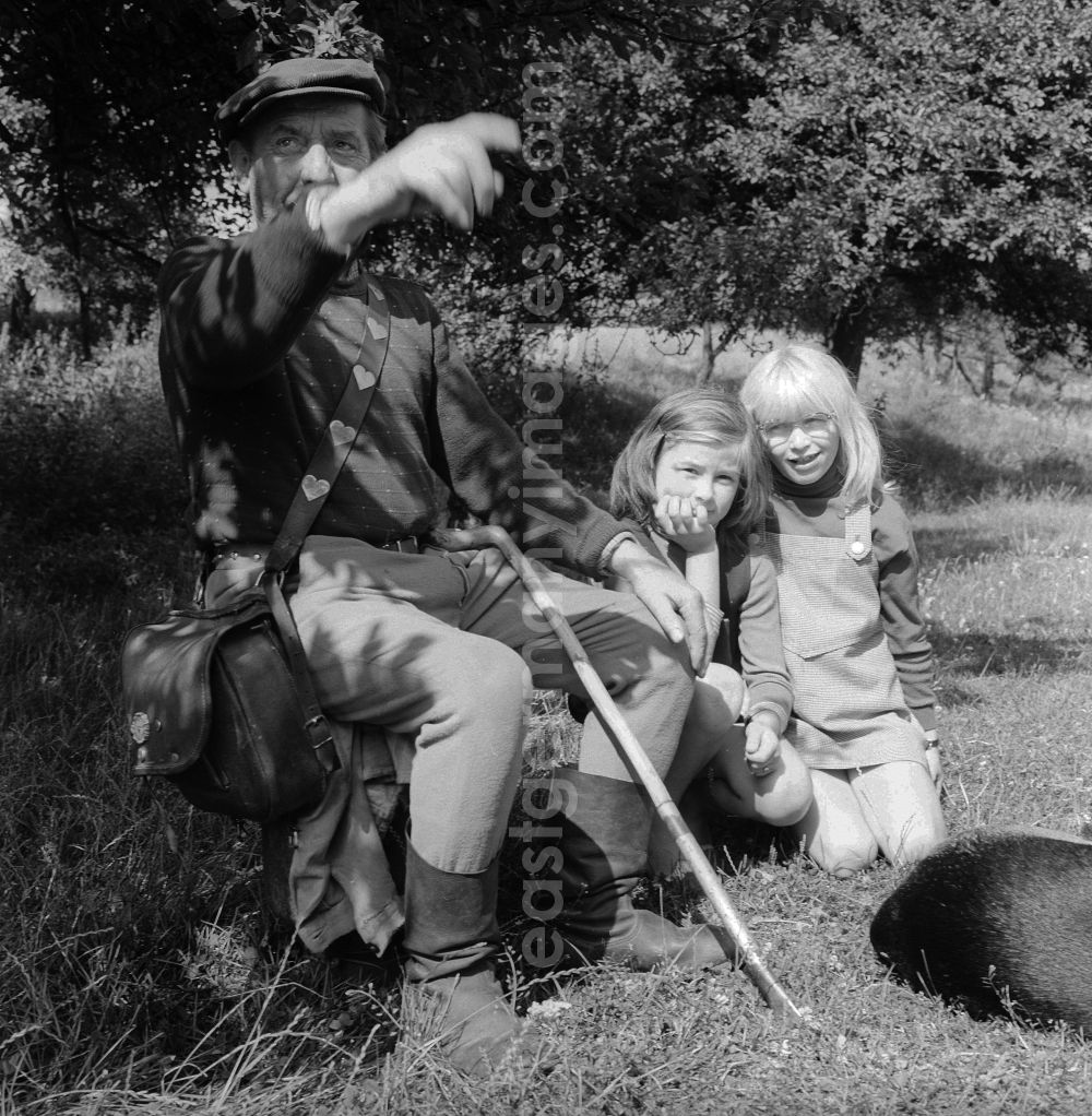 GDR picture archive: Lenzen (Elbe) - Shepherd with his two grandchildren in Lenzen(Elbe) in the federal state Brandenburg in the area of the former GDR, German democratic republic