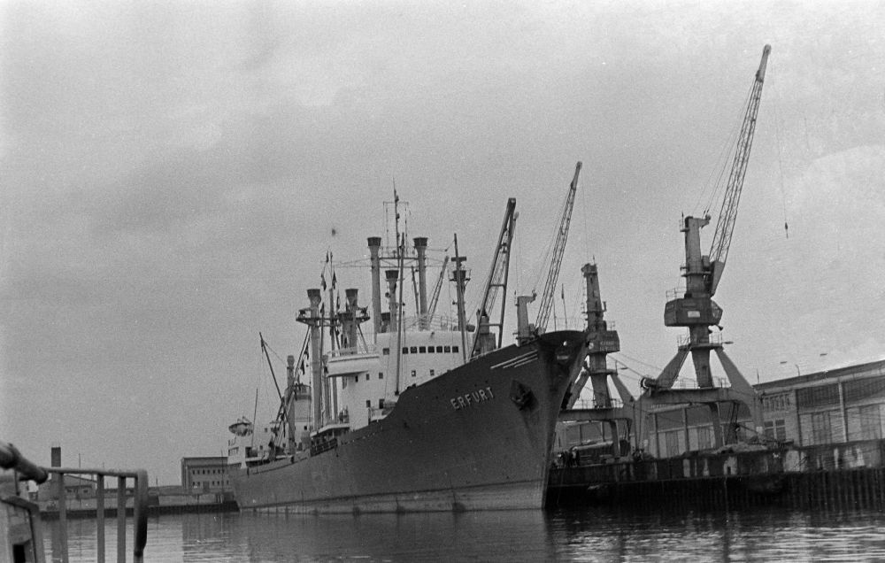 GDR image archive: Rostock - Loading, supply and unloading of the Danish ship Bella Dan at the quays in the harbor area in Rostock, Mecklenburg-Western Pomerania on the territory of the former GDR, German Democratic Republic