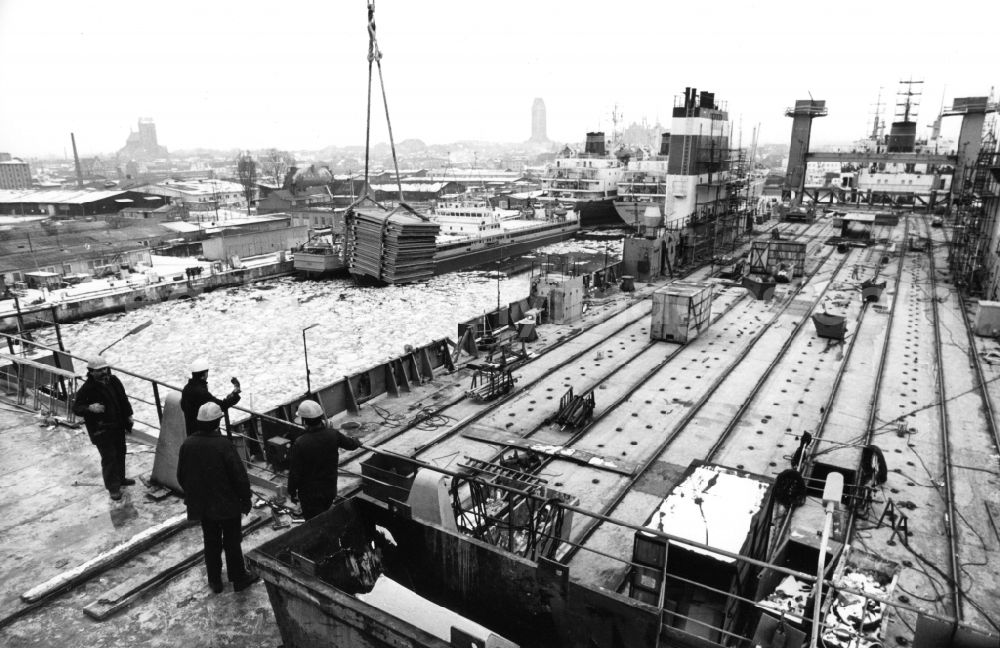 GDR photo archive: Wismar - Shipbuilding production facility on the shipyard premises Mathias-Thesen-Werft in Wismar in the state Mecklenburg-Western Pomerania on the territory of the former GDR, German Democratic Republic