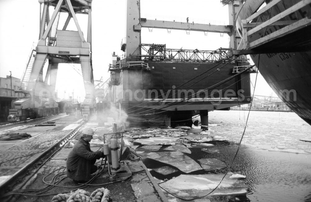 GDR image archive: Wismar - Shipbuilding production facility on the shipyard premises Mathias-Thesen-Werft in Wismar in the state Mecklenburg-Western Pomerania on the territory of the former GDR, German Democratic Republic
