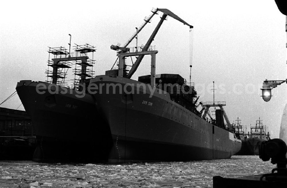 GDR picture archive: Stralsund - Schiffe am Ausrüstungskai der Volkswerft Stralsund.