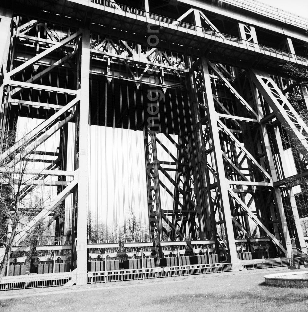 GDR image archive: Niederfinow - View of the counterweight balancing of the oldest still-working hydraulic lift in Niederfinow in Germany was launched in 1934. It lies at the eastern end of the Oder-Havel Canal and overcomes a height difference of 36 meters between the apex and the attitude or position of the Federal waterway Havel-Oder waterway. The building is a protected industrial monument. 20