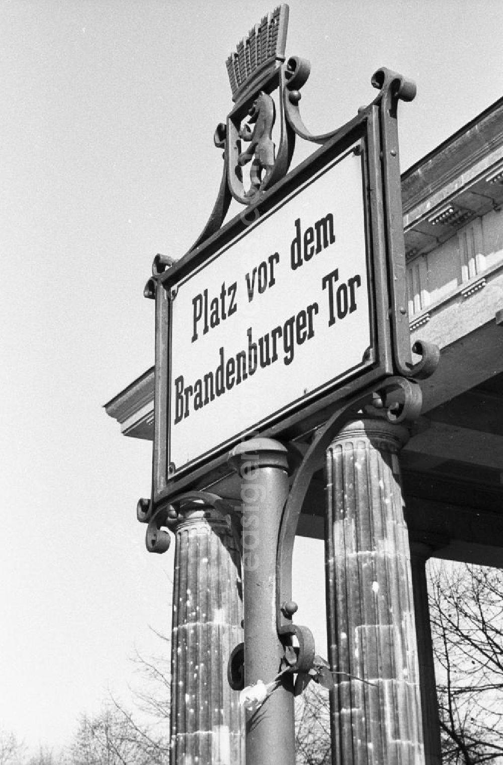 GDR image archive: Berlin - Schild mit der Aufschrift Platz vor dem Brandenburger Tor und dem Berliner Wappen darüber vor dem Brandenburger Tor kurz nach der Maueröffnung.
