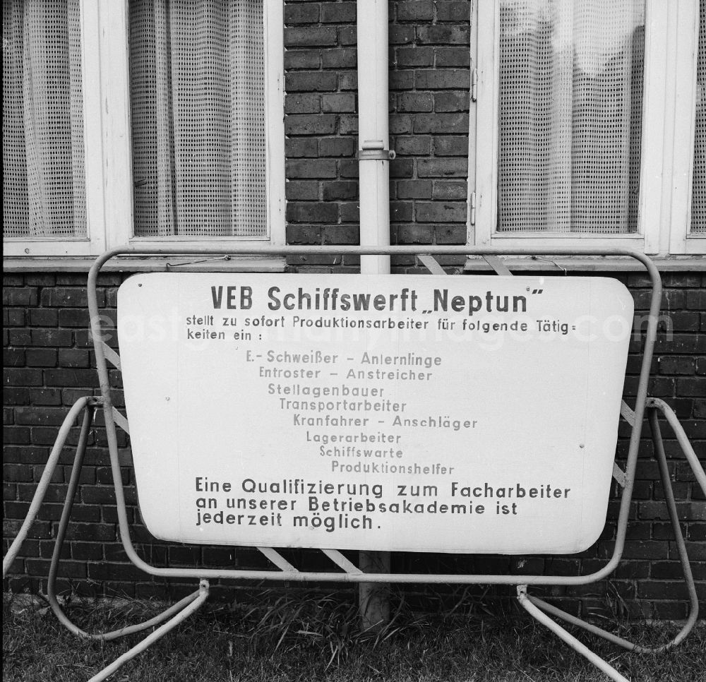 GDR image archive: Rostock - Sign of the dockyard VEB Neptune about open jobs in Rostock in the federal state Mecklenburg-West Pomerania in the area of the former GDR, German democratic republic. In request become the immediate setting in the production: Electric welder - trainees, painter, transport worker, crane driver, warehouseman, employee for the ship vantage point and production assistant