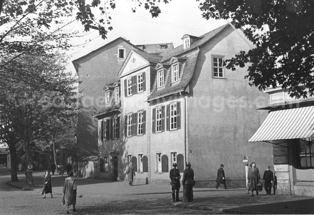GDR image archive: Weimar - Seitliche Ansicht auf das Wohnhaus / Haus von Schiller in Weimar. Auf der Straße vor dem Gebäude mehrere Passanten und ein Polizist. Bestmögliche Qualität nach Vorlage!