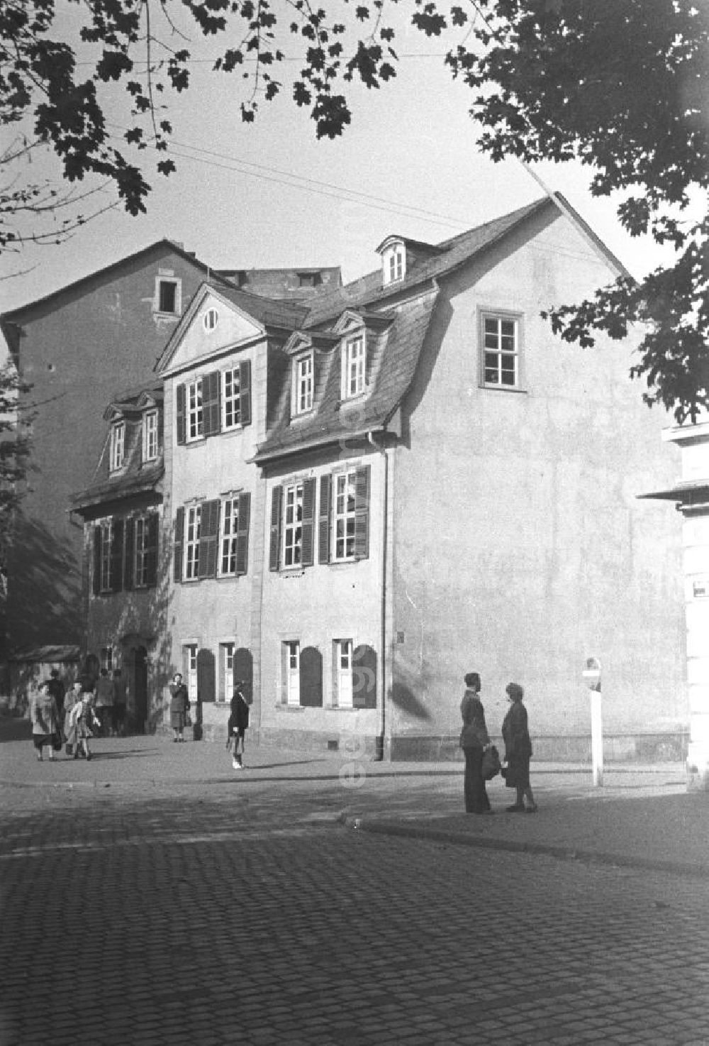 Weimar: Seitliche Ansicht auf das Schillerhaus in Weimar. Auf der Straße vor dem Gebäude einige wenige Passanten. Bestmögliche Qualität nach Vorlage!