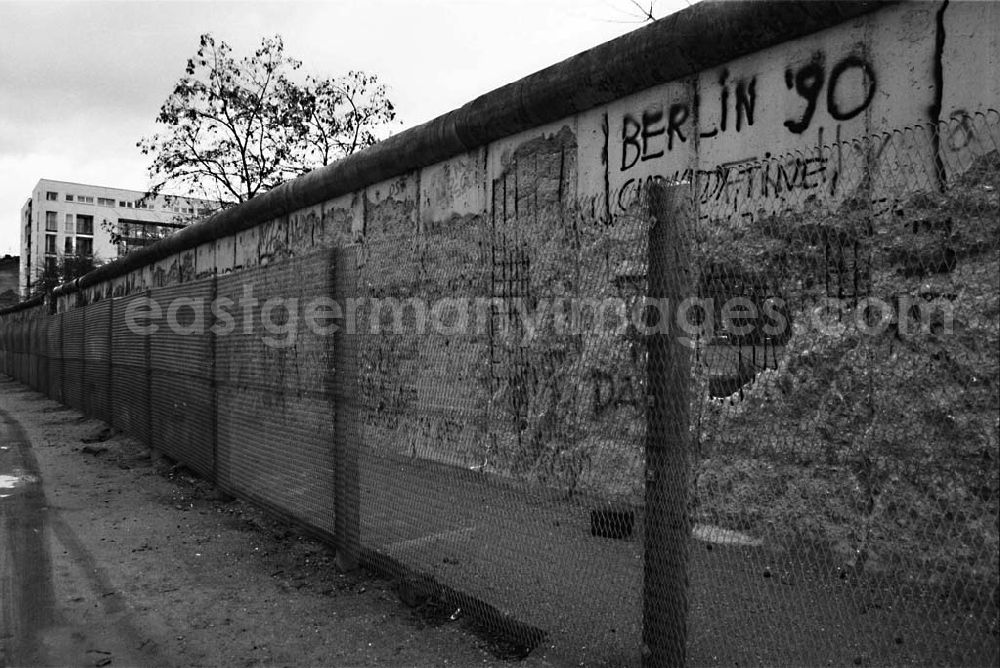 GDR photo archive: Mitte - Schillingbrücke Mauer Niederkirschnerstr. Umschlag Nr.:15