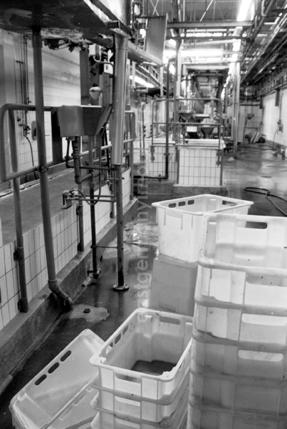 GDR picture archive: Britz - Production and processing facilities at the SVK Schlacht- und Verarbeitungskombinat Eberswalde slaughterhouse in Britz in the state Brandenburg on the territory of the former GDR, German Democratic Republic