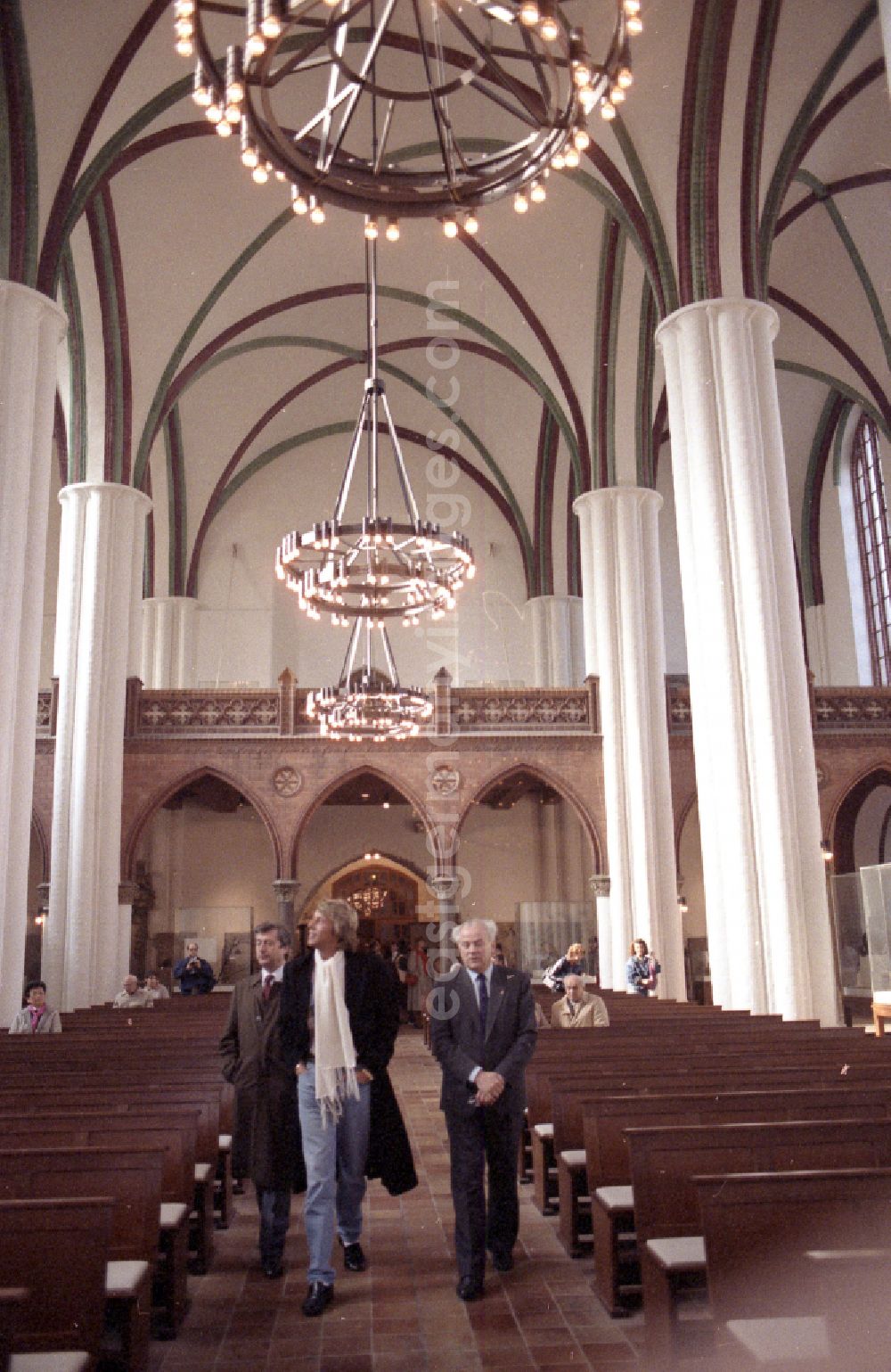 GDR picture archive: Berlin - Pop singer Roland Kaiser visits St. Nicholas Church in Berlin Eastberlin on the territory of the former GDR, German Democratic Republic