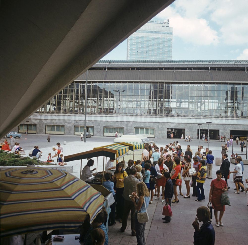 GDR photo archive: Berlin - Ein lange Warteschlange hat sich an den Imbisständen unter dem Berliner Fernsehturm gebildet, aufgenommen Anfang 7