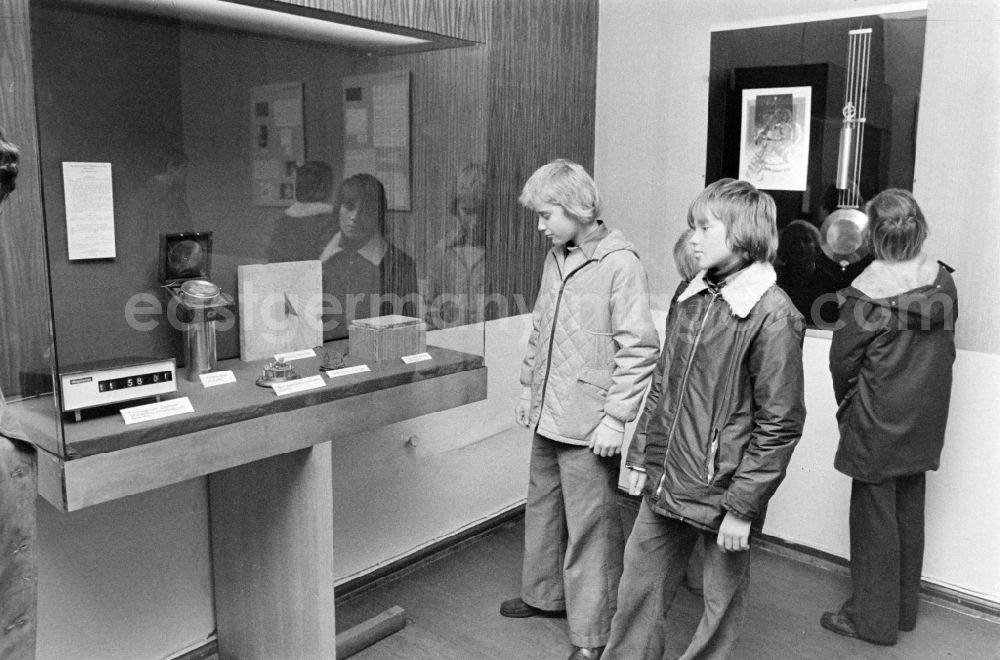 GDR image archive: Berlin - Students are looking at an exhibition box on a schooltrip to the Archenhold Observatory Treptow in the district Treptow in Berlin Eastberlin on the territory of the former GDR, German Democratic Republic