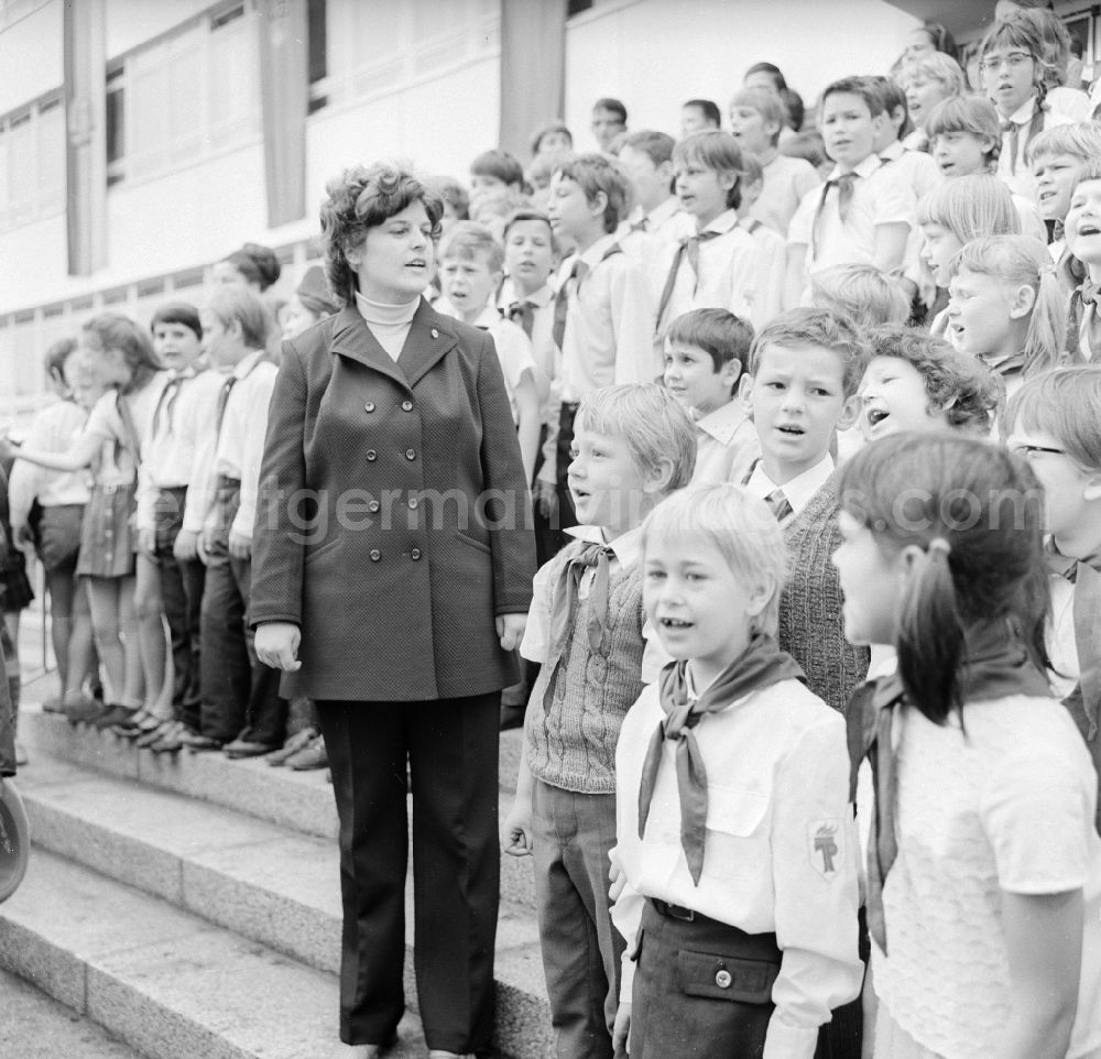 GDR photo archive: Berlin - Schoolboy, Jung - and Thaelmann pioneers of 25. Polytechnic high school (POS) on the stair in the main entrance of the school in Berlin, the former capital of the GDR, German democratic republic