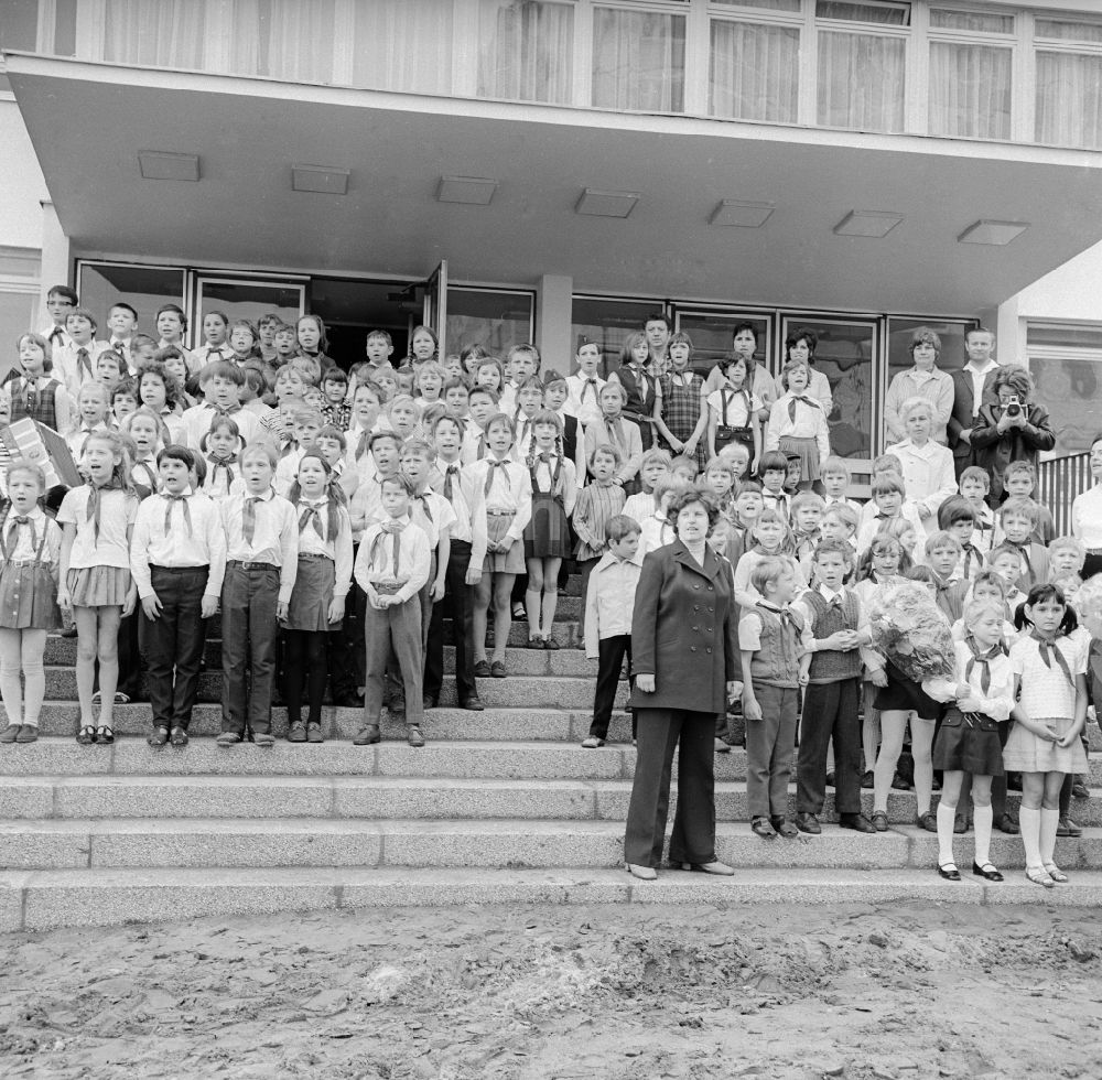 GDR picture archive: Berlin - Schoolboy, Jung - and Thaelmann pioneers of 25. Polytechnic high school (POS) on the stair in the main entrance of the school in Berlin, the former capital of the GDR, German democratic republic
