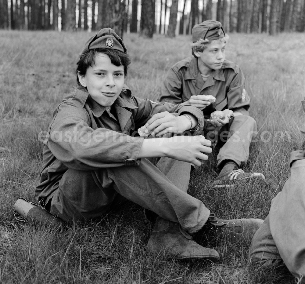 GDR image archive: Groß Köris - Students of the upper school in the military camp in Gross Koeris in the federal state Brandenburg on the territory of the former GDR, German Democratic Republic. Military education was a compulsory subject in the 9th and 1