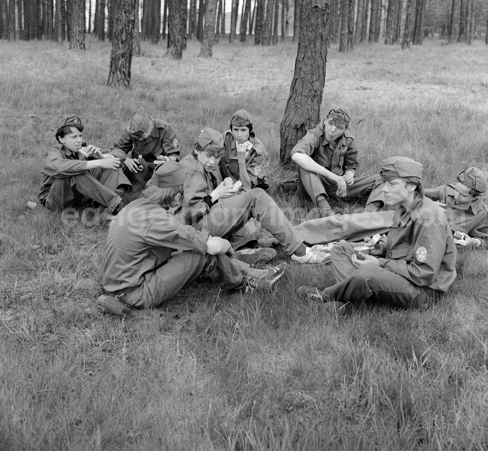 Groß Köris: Students of the upper school in the military camp in Gross Koeris in the federal state Brandenburg on the territory of the former GDR, German Democratic Republic. Military education was a compulsory subject in the 9th and 1