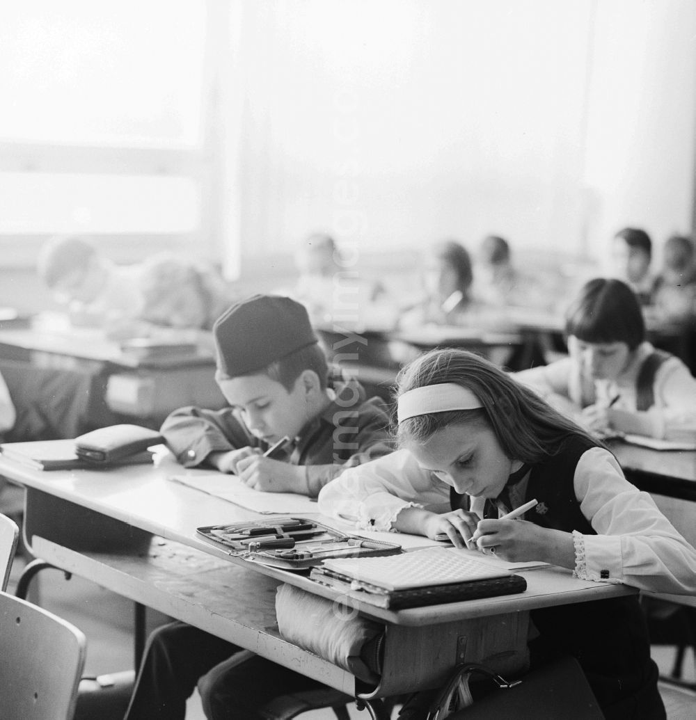 GDR image archive: Berlin - Student in the classroom in Berlin