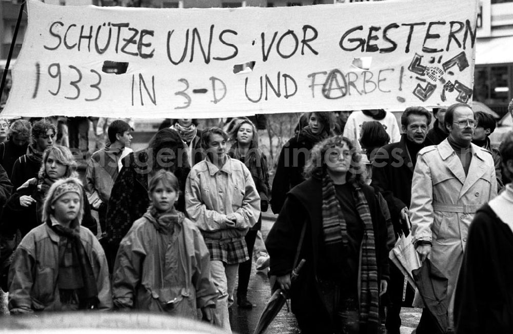 GDR photo archive: Berlin - Schülerdemo gegen Ausländerfeindlichkeit 29.1