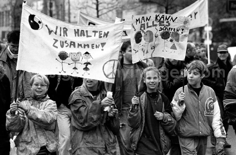GDR picture archive: Berlin - Schülerdemo gegen Ausländerfeindlichkeit 29.1