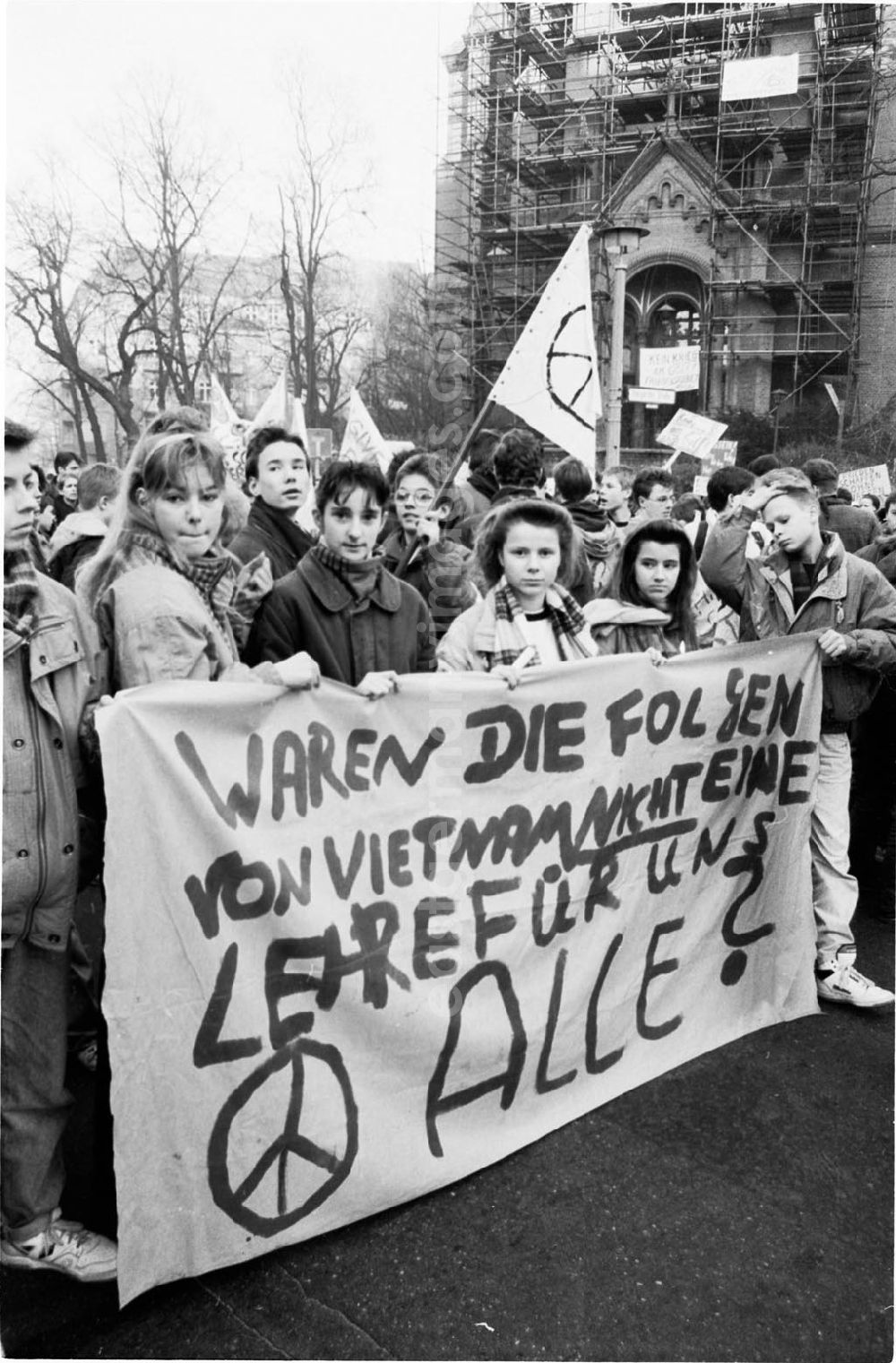 GDR picture archive: Berlin - Schülerdemo vor der Gethsemanie-Kirche